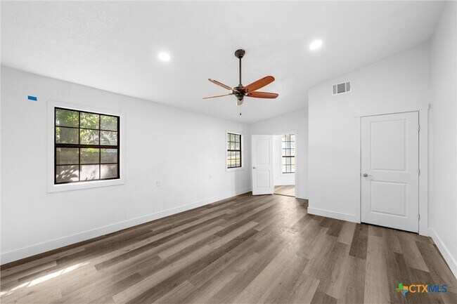 Building Photo - 1524 E Avenue B