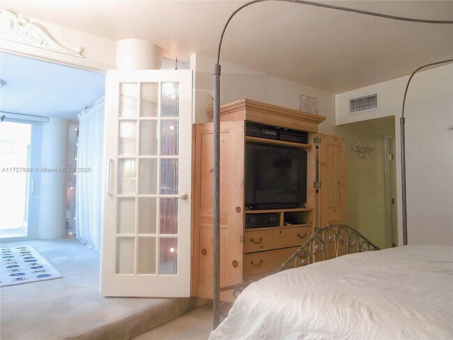 Building Photo - 5005 Collins Ave