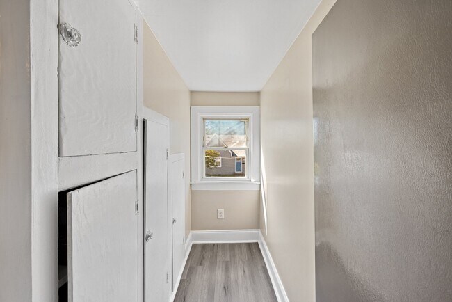 Building Photo - 3820 Essex Cir