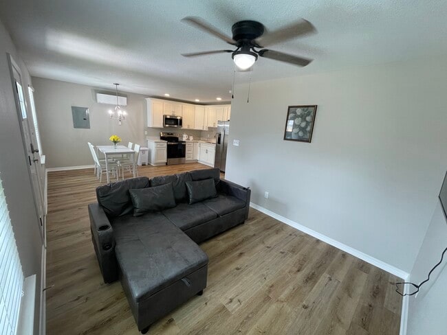 Building Photo - 8681 Rio Vista Dr