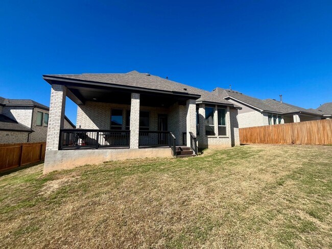 Building Photo - Spacious 4 Bedroom / 4 Full Bath Home w/ M...