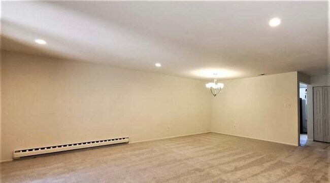 Building Photo - 1605 Bromley Estate