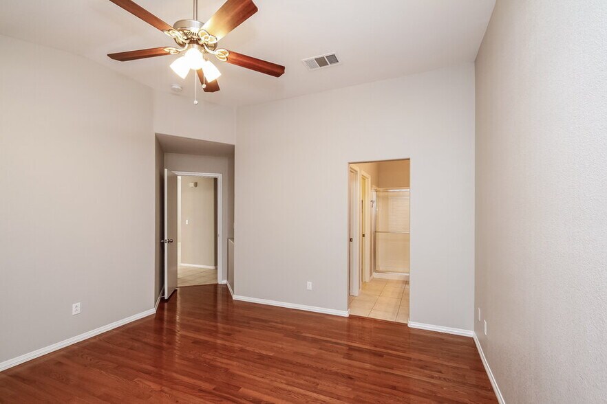 Building Photo - 5560 Merriweather Dr