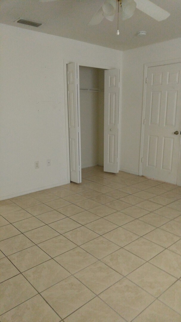 Building Photo - Spacious 2/2 with garage in family neighbo...