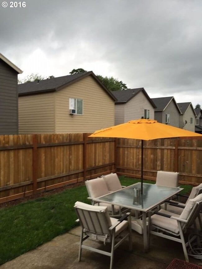 Building Photo - North Plains Single Family Home