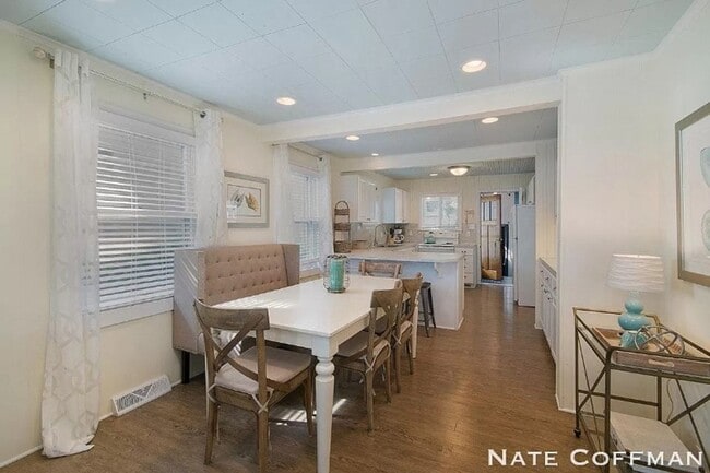 Building Photo - Lakefront 4 bed 2 bath home