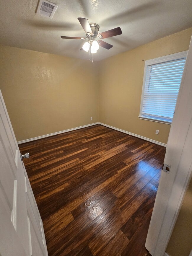 Building Photo - 833 Magnolia St