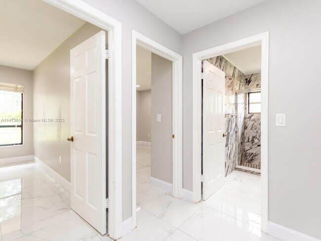 Building Photo - 741 E Plantation Cir