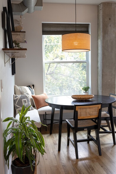 Dinning area with seating for 5 people - 1441 Central St