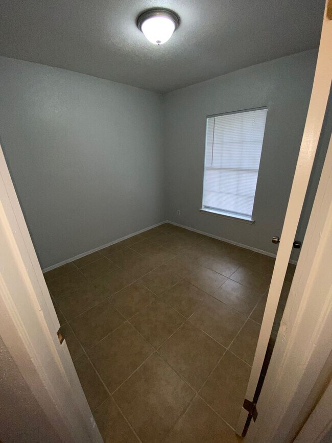 Building Photo - Spacious 2BR/1BA- Home Available Now!
