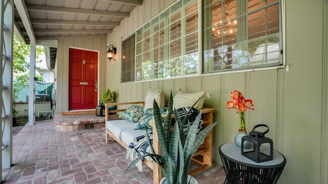 Building Photo - FALL IN LOVE with Ranch Style Living!
