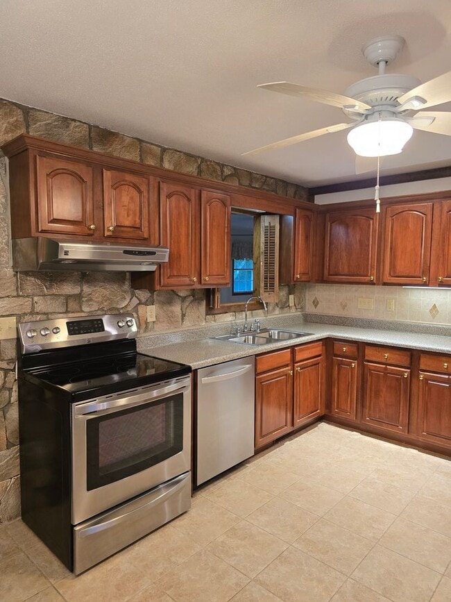 Building Photo - New Listing!!