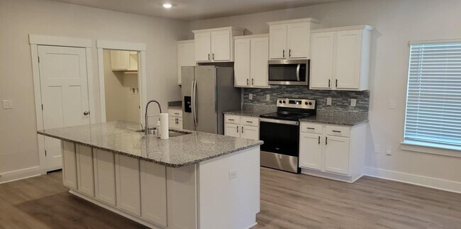 Building Photo - Spacious 4-Bedroom Home in Desirable Beula...