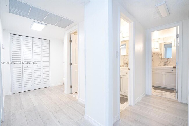 Building Photo - 3140 S Ocean Dr