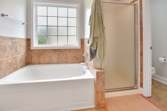 Building Photo - Pet Friendly Three Bedroom!