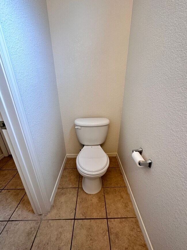 Building Photo - Stunning 2 story 2575 sq ft home- New Carpet