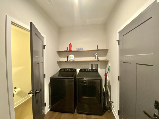 Building Photo - GORGEOUS TOWNHOME IN SOUTH PARK