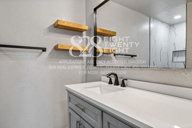 Building Photo - Beautiful 3 Bed/2 Bath Duplex Less Than 1 Mile from Campus!
