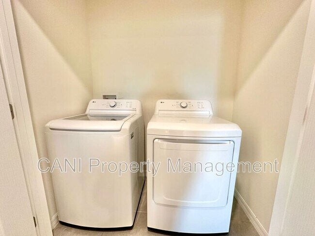 Building Photo - 230 Reena Dr