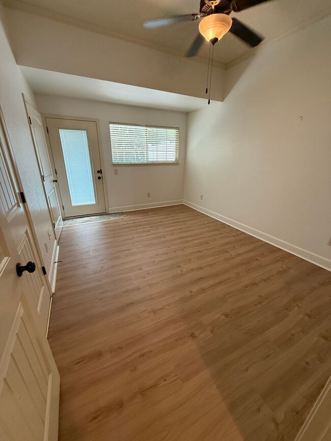 Building Photo - Your Perfect Home Awaits!