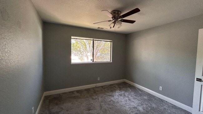 Building Photo - 3916 Pheasant Ln