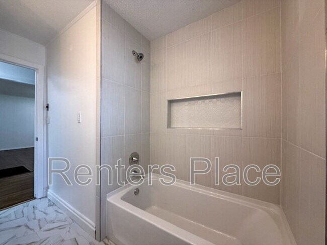 Building Photo - 22 E 53rd Pl
