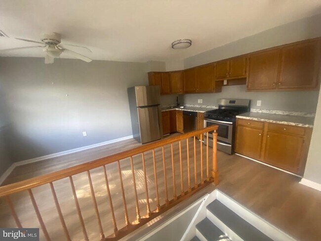 Building Photo - 880 W Oak St