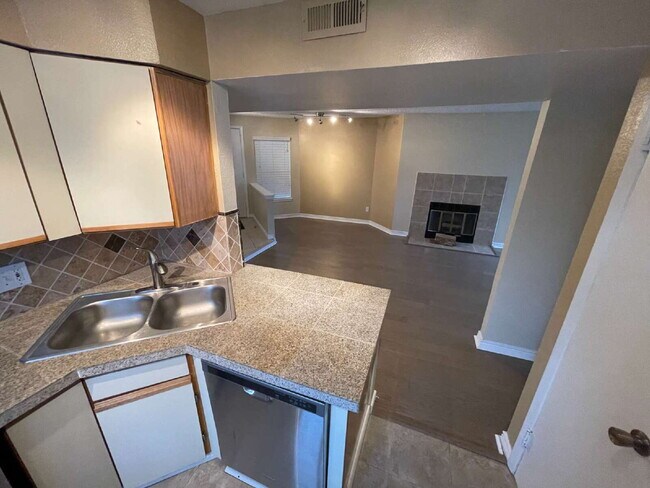 Building Photo - Updated 2 Bedroom, 2 Bath Condo (Available Immediately)