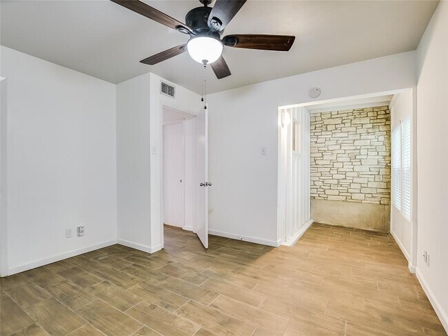 Building Photo - 2303 East Side Dr