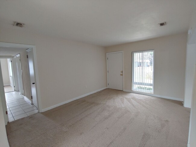 Building Photo - Cute 3BR/1BA cottage with central heat & a...