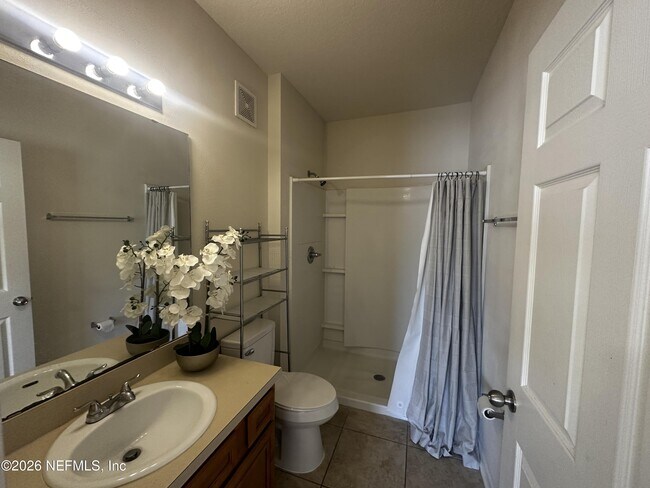 Building Photo - 8201 Green Parrot Rd