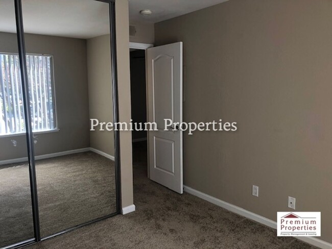 Building Photo - Move-in Ready 2BD/1BA Upper-Level, End Uni...