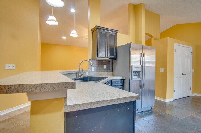 Building Photo - Spacious 3BR with Sunroom & Eat-In Kitchen – Holsberry Estates