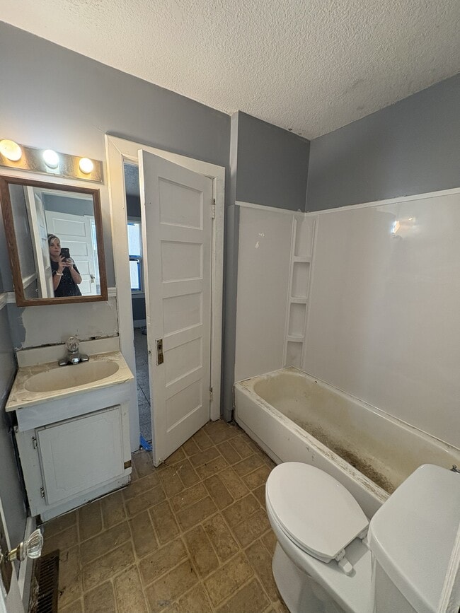 Building Photo - 2525 E Garfield Ave