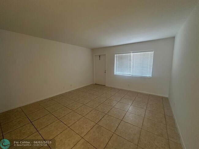 Building Photo - 515 S Sequoia Dr