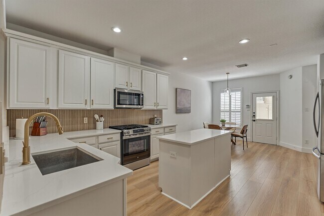 Building Photo - 27 Medley Ln