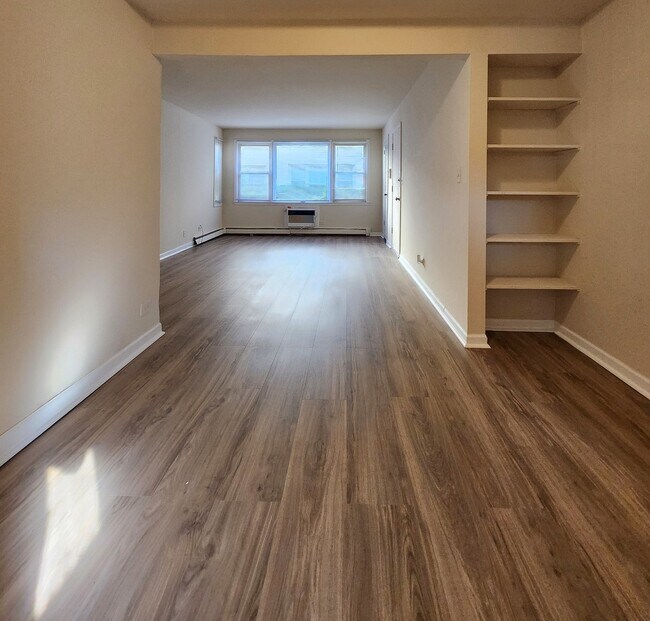 Building Photo - 2005 W Touhy Ave