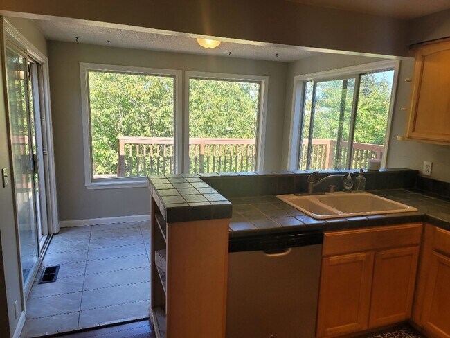 Building Photo - Kent 4 bedroom plus Den and 3 bathrooms & ...