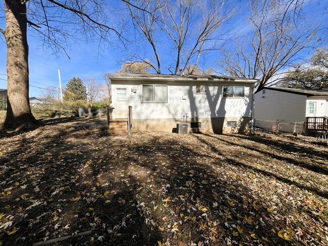 Building Photo - 3 Bedroom Home for Rent - Hazelwood