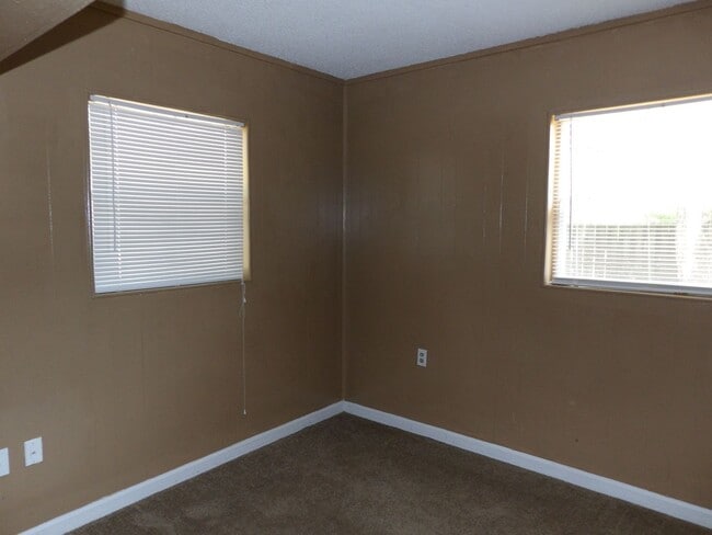 Building Photo - Orange City 3 Bedrooms 2 Bath 900 SQ FT Call Carole Arcaro 386-216-4900