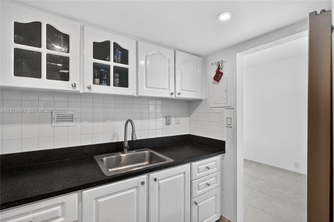 Building Photo - 1000 West Ave