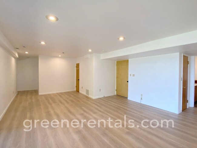 Building Photo - Cooper Point Daylight Basement ADU with Wa...