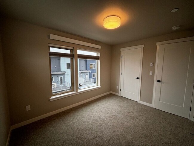 Building Photo - 688 Venture Wy
