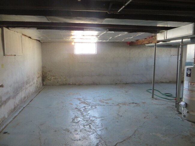 Building Photo - 826 Nuttman Ave