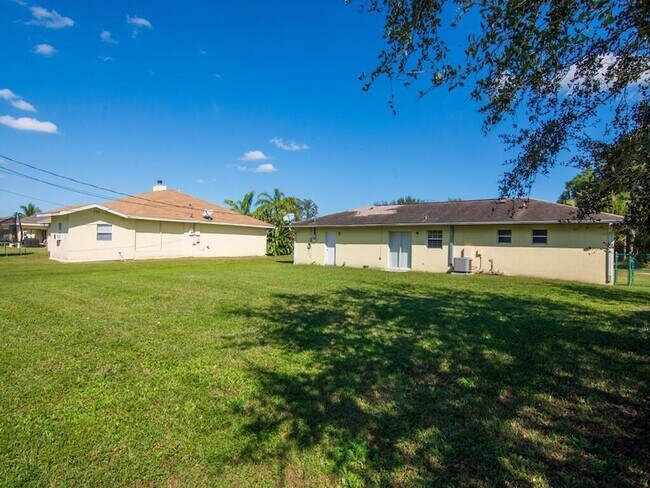 Building Photo - 1190 SE Puritan Ln