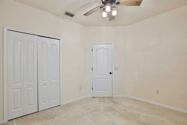 Building Photo - Lovely 3/2.5 Spacious Townhome with a 2 Ca...