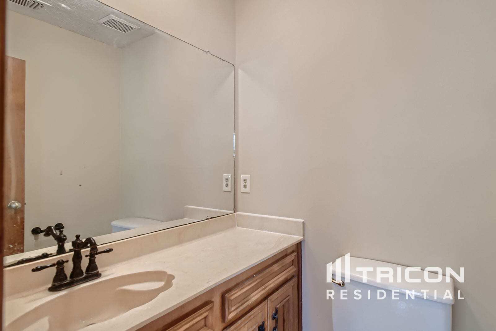 Building Photo - 2118 Waterfall Dr