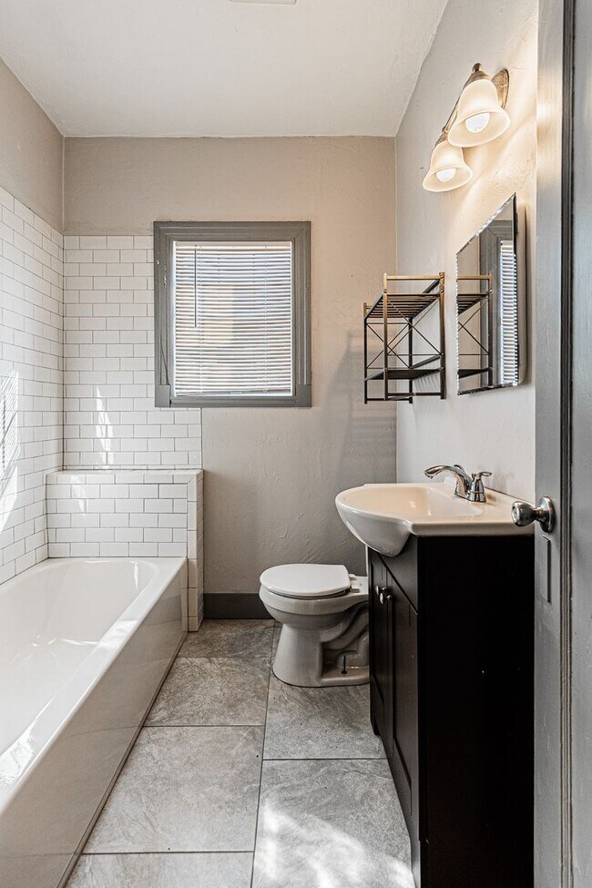 Building Photo - 2 Bed 1 Bath Duplex in NE OKC