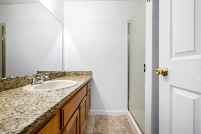 Building Photo - Updated and Stylish 1BDR/1BTH in the Eleve...