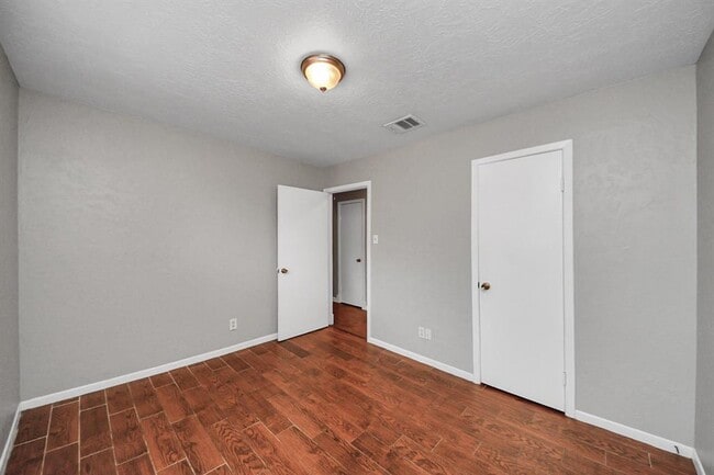 Building Photo - 9422 Val Verde St